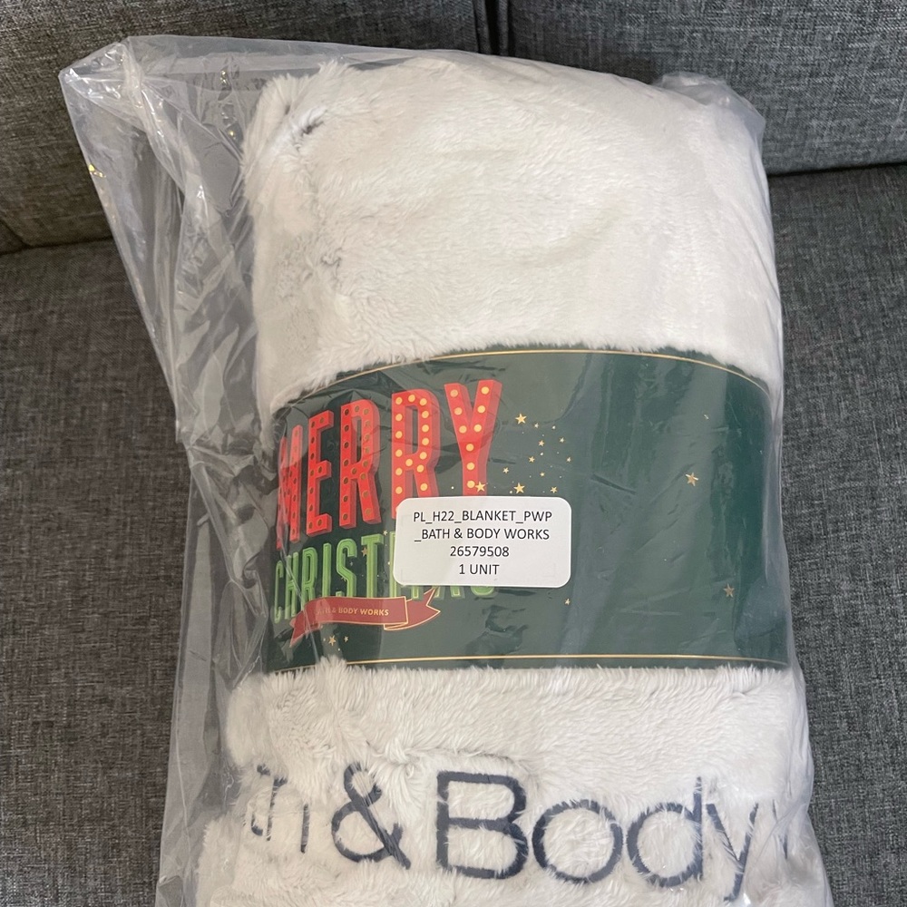 Bath & Body Works Soft & Cozy 2023 Faux Fur Throw Blanket 50"x60" 2022 Christmas - Picture 4 of 5